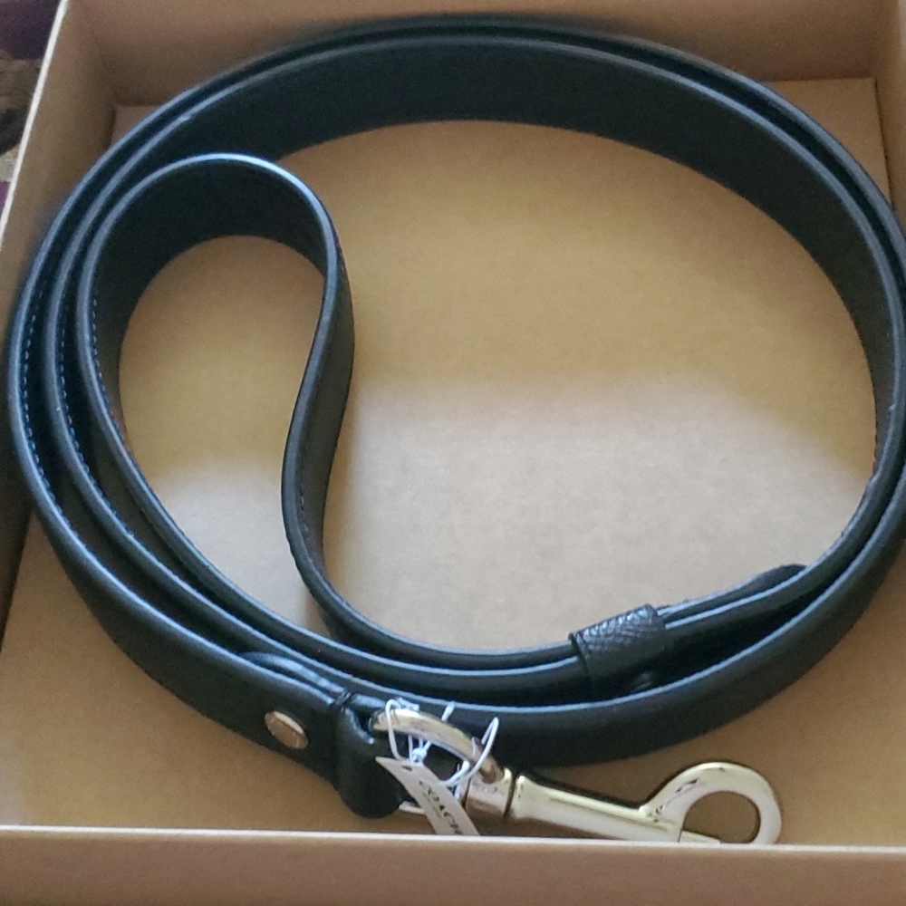 Coach. HP large leather dog leash boxed firm lowered last one free gift